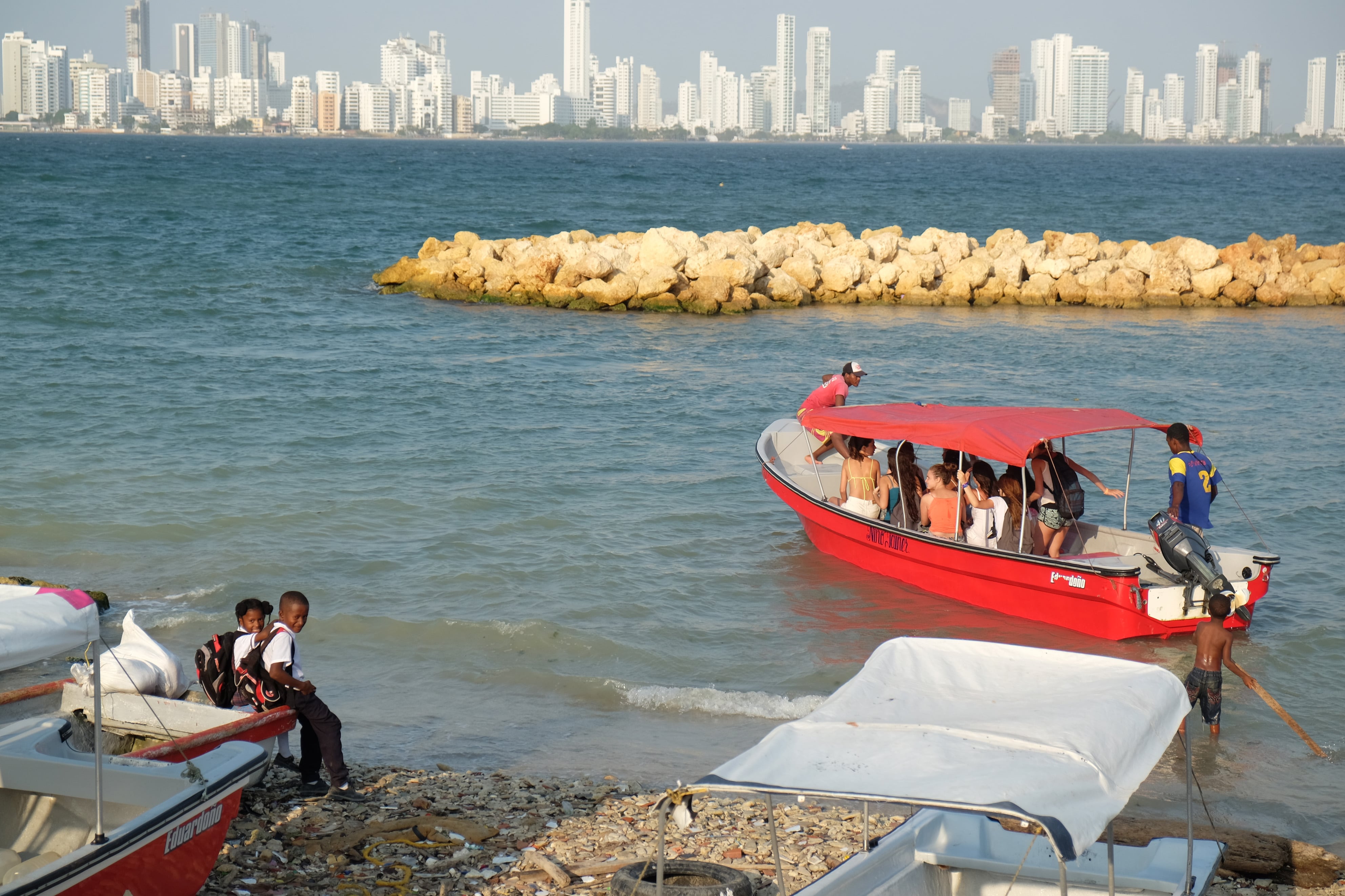Desde las costas de Tierra Bomba puede verse Cartagena a lo lejos. Pero la distancia en desarrollo hace que la metrópoli quedé muy lejos. | Foto: Getty Images