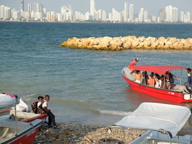 Desde las costas de Tierra Bomba puede verse Cartagena a lo lejos. Pero la distancia en desarrollo hace que la metrópoli quedé muy lejos. | Foto: Getty Images