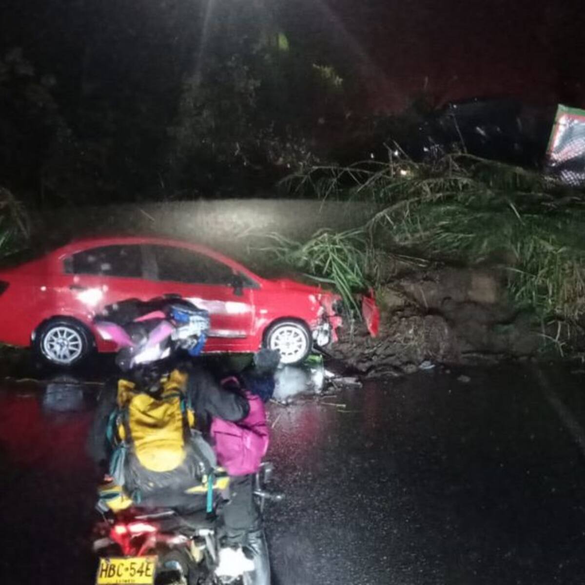 Conductor de camión se salvó de milagro ante derrumbe en La Línea