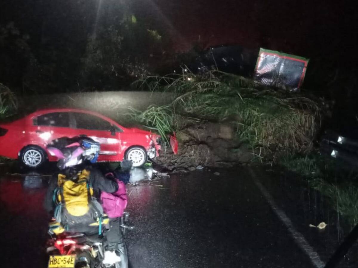 Conductor de camión se salvó de milagro ante derrumbe en La Línea