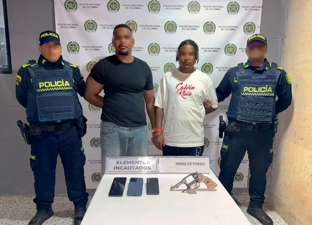 En La Boquilla, dos sujetos capturados en un vehículo con un revólver y tres celulares
