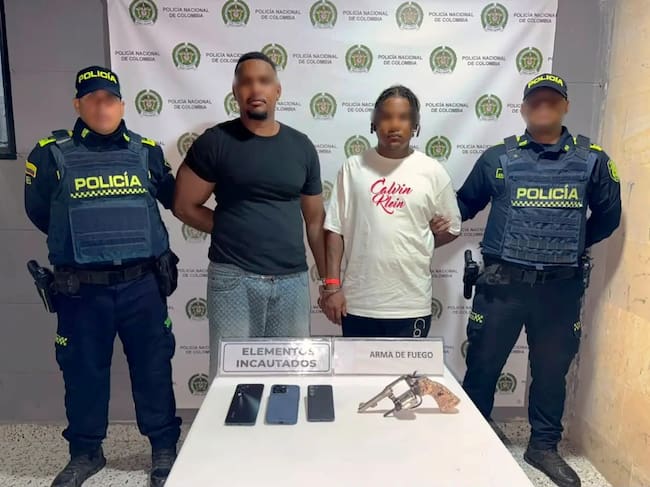En La Boquilla, dos sujetos capturados en un vehículo con un revólver y tres celulares