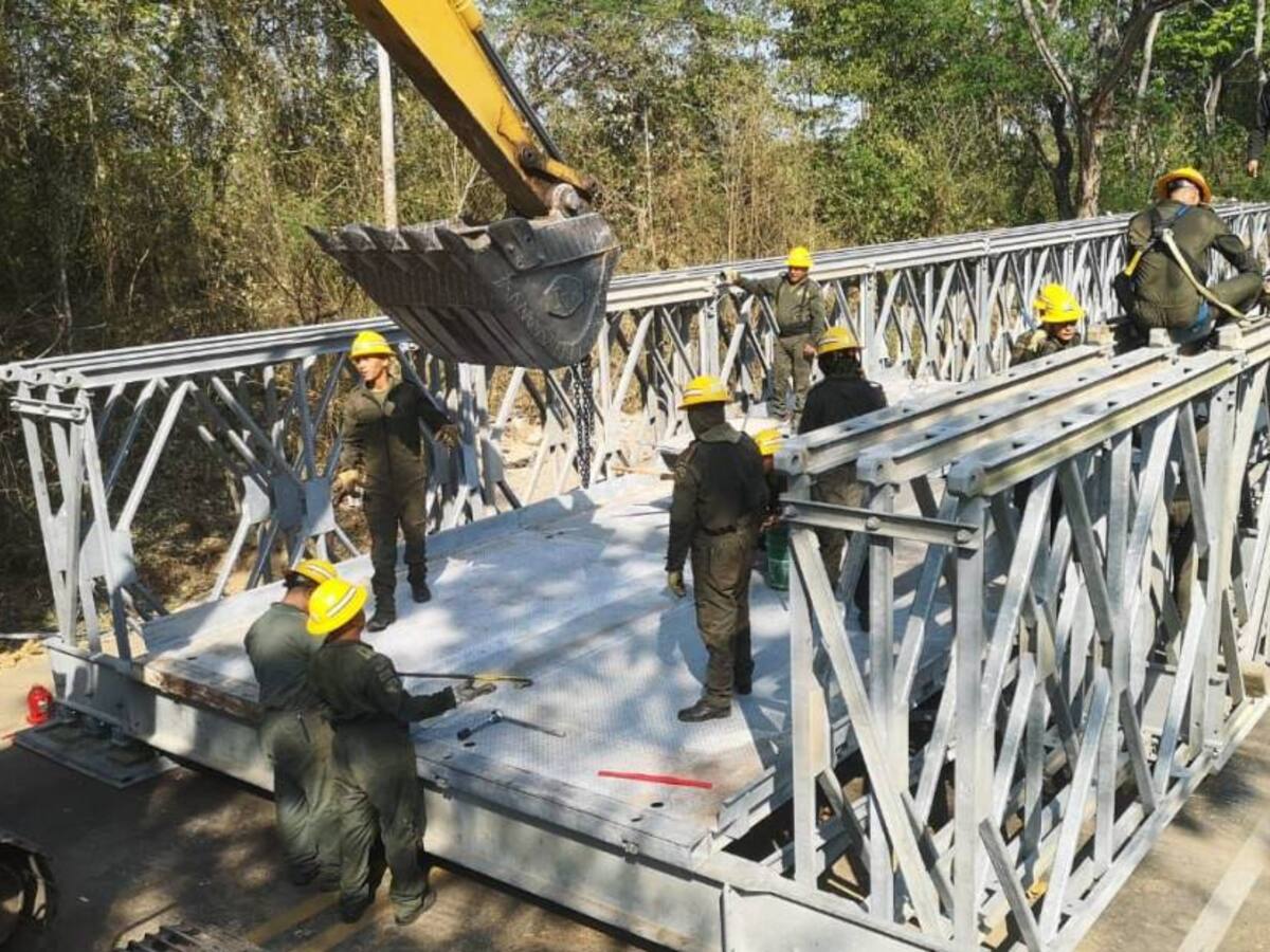 Condecoran a soldados que reconstruyeron puente en menos de 72 hrs en Cesar