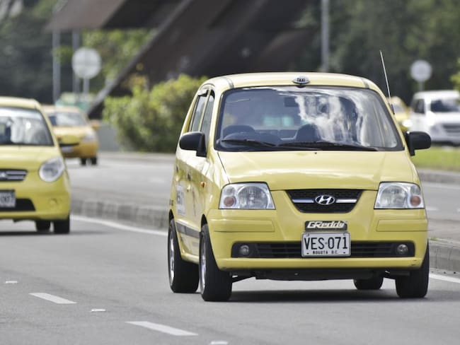 Esta semana queda firmado decreto del pico y placa a los taxis inteligentes