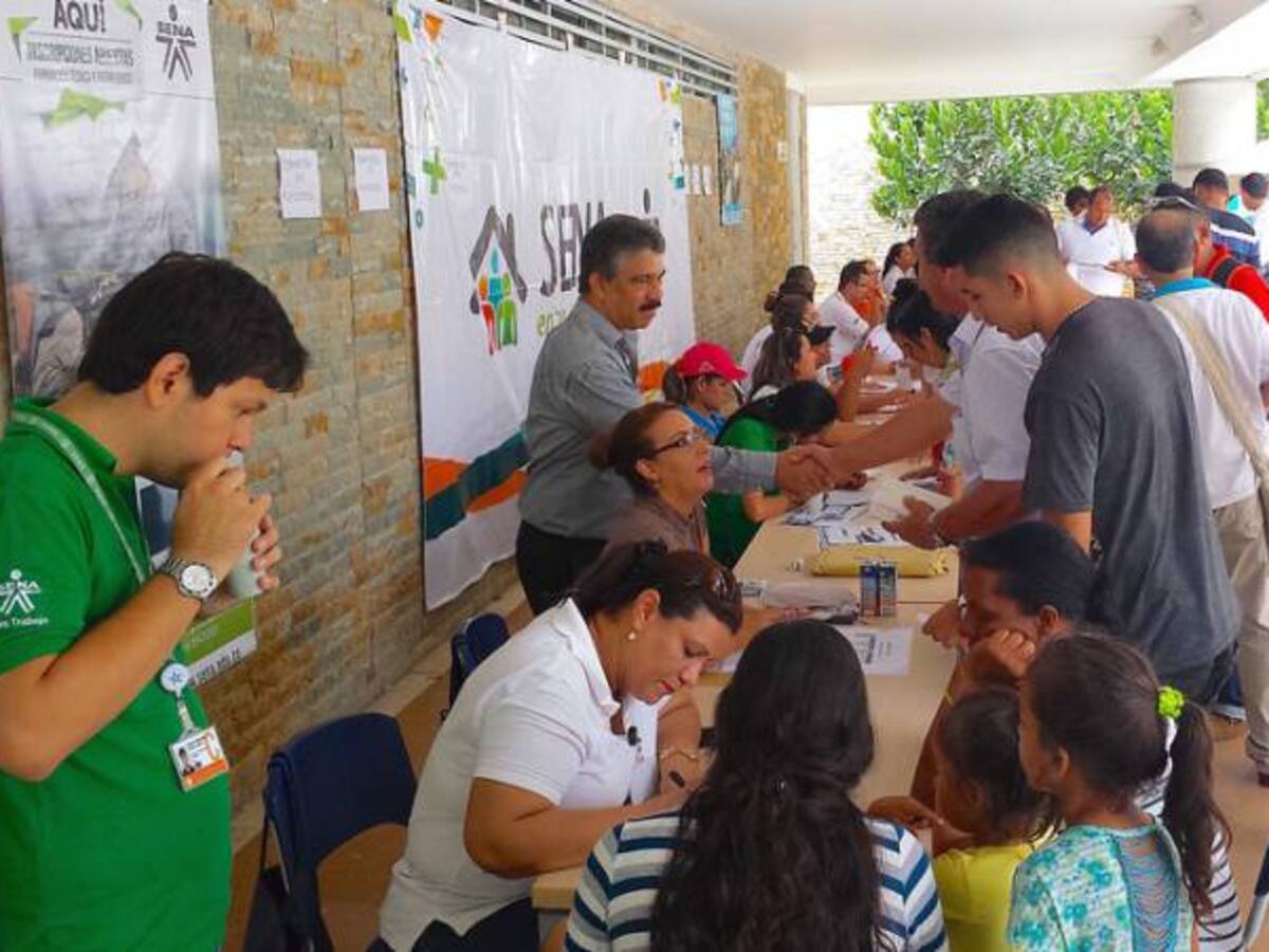 Jóvenes con educación universitaria ingresan más rápido al mercado laboral