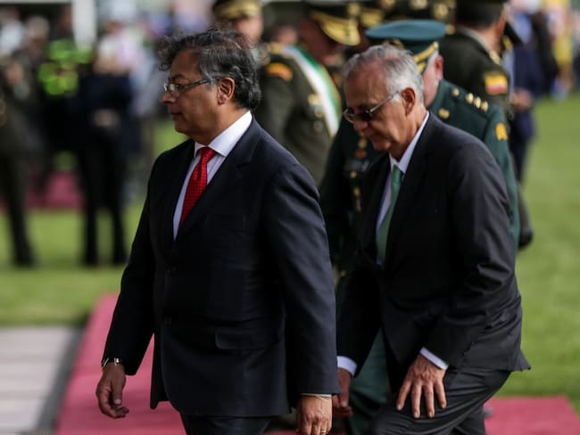 El presidente de la República, Gustavo Petro y el ministro de defensa Iván Velásquez.