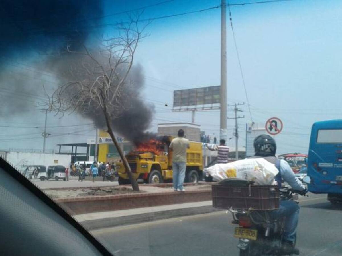 Por muerte en accidente de tránsito queman camión en autopista al aeropuerto.