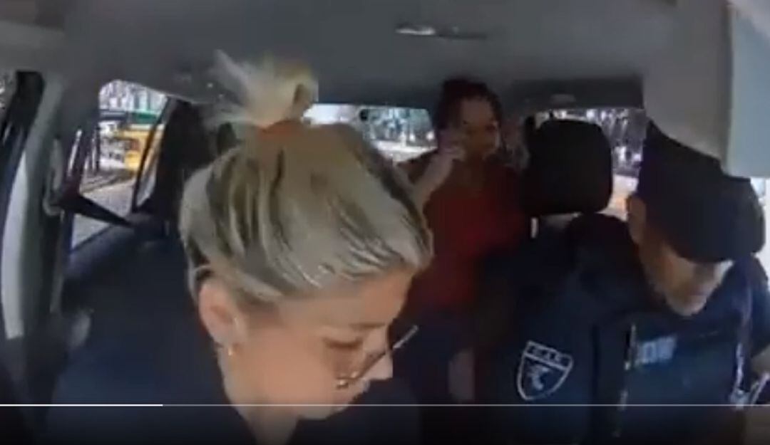 (VIDEO) Dramático: Así fue como Policía salvó de ahogarse a niña de brazos