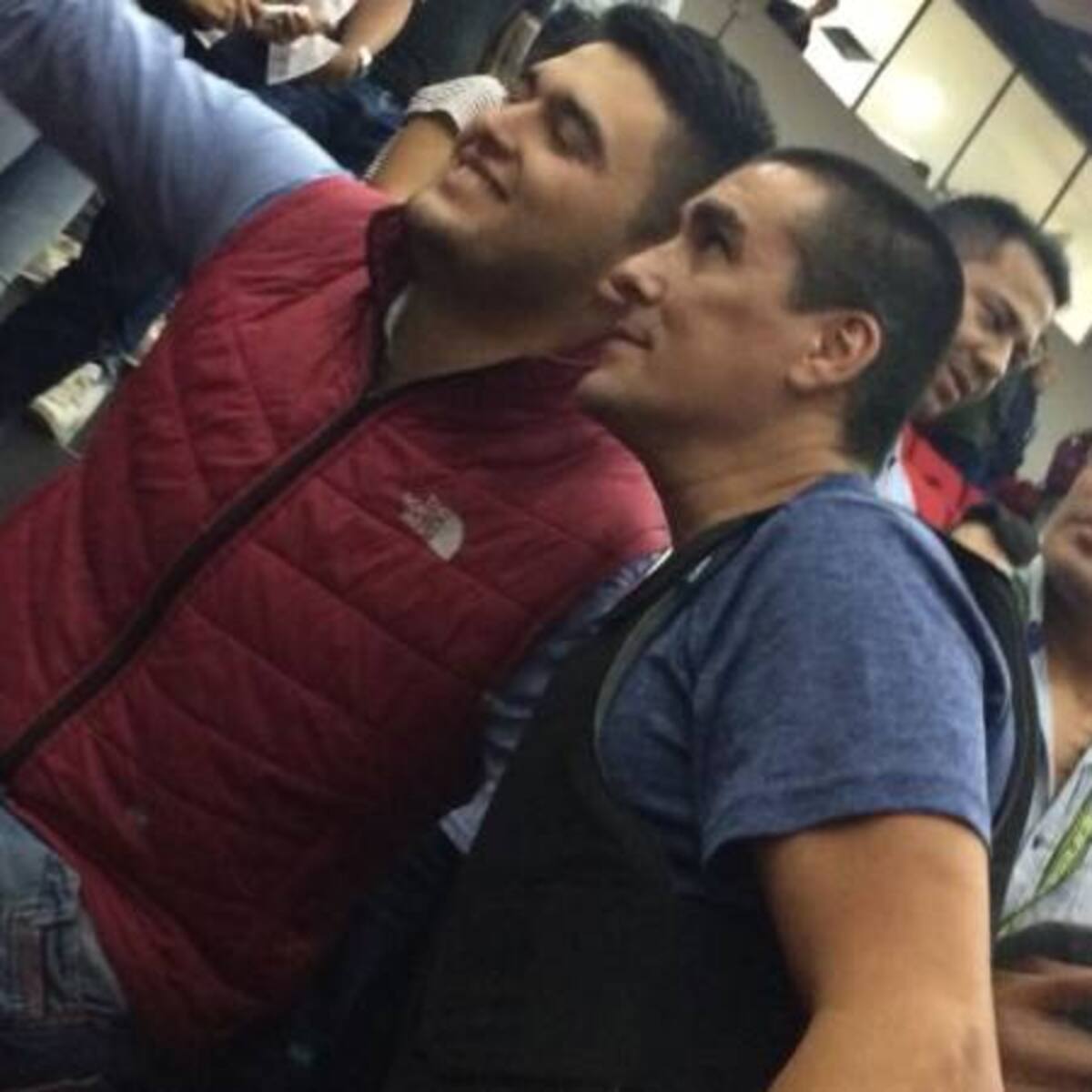 En medio de ovaciones y usando chaleco anti balas fue homenajeado Matador