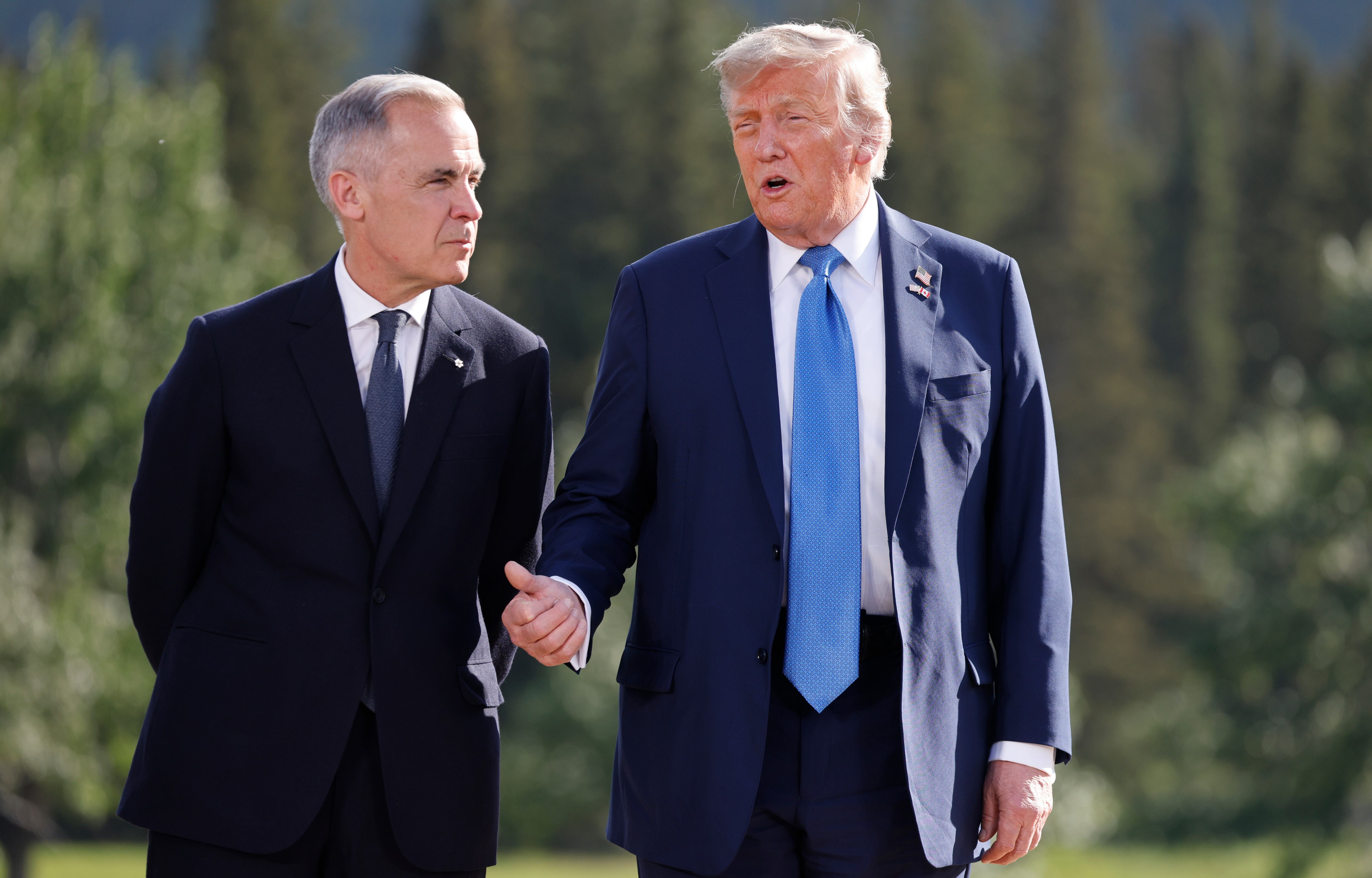 Kananaskis (Canada), 16/06/2025.- (L-R) Canadian Prime Minister Mark Carney and US President Donald Trump talk during a family photo at the Group of Seven (G7) Summit at the Kananaskis Country Golf Course in Kananaskis, Alberta, Canada, 16 June 2025. World leaders are gathered from 15 to 17 June 2025 for the annual G7 Summit. EFE/EPA/LUDOVIC MARIN / POOL