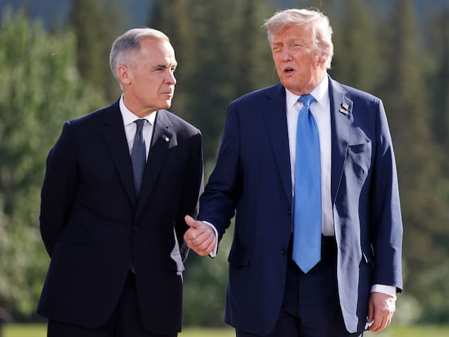 Kananaskis (Canada), 16/06/2025.- (L-R) Canadian Prime Minister Mark Carney and US President Donald Trump talk during a family photo at the Group of Seven (G7) Summit at the Kananaskis Country Golf Course in Kananaskis, Alberta, Canada, 16 June 2025. World leaders are gathered from 15 to 17 June 2025 for the annual G7 Summit. EFE/EPA/LUDOVIC MARIN / POOL