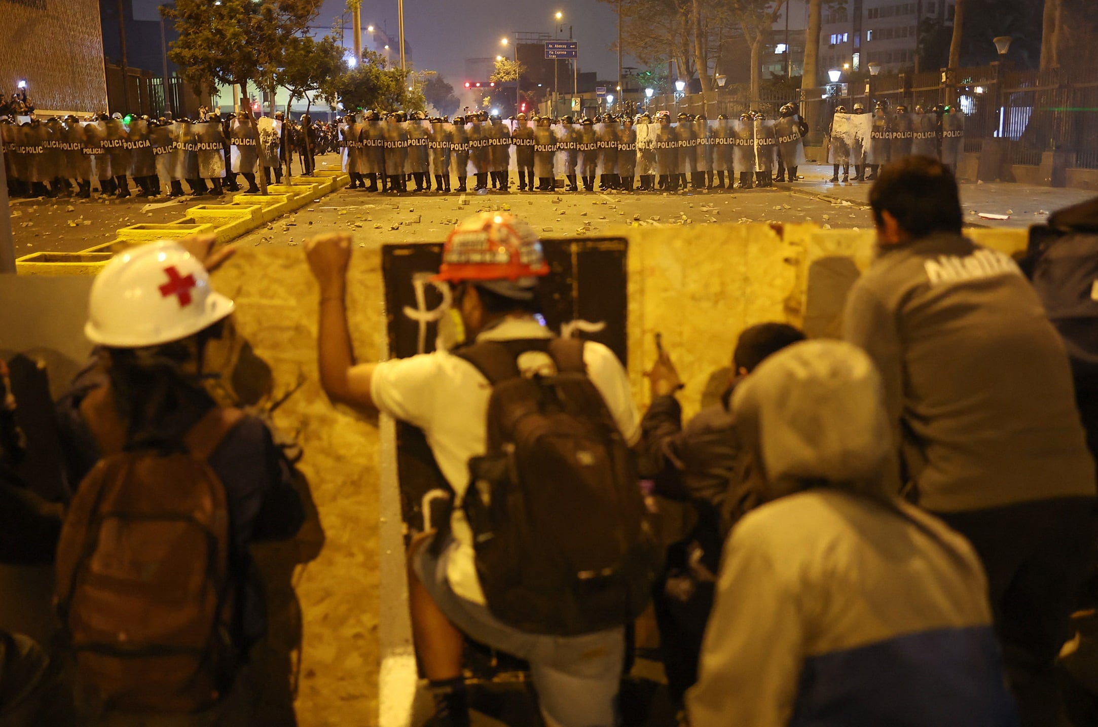 Demonstrators clash with anti-riot police officers during protests against Peru's interim President Jose Jeri in Lima on October 15, 2025.  (Photo by Hugo CUROTTO / AFP)