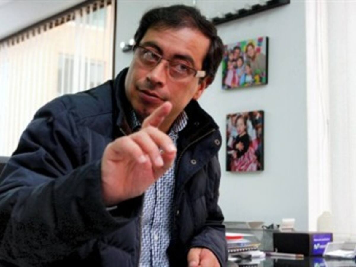Petro invita al presidente Santos a subirse a la locomotora de la educación pública