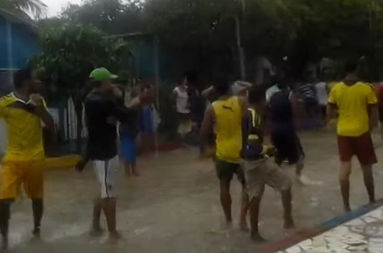 Los médicos le declararon muerte cerebral a una joven herida durante enfrentamientos de pandillas.