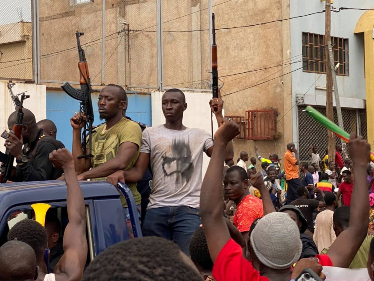 Militares amotinados en Mali detienen al presidente y su primer ministro