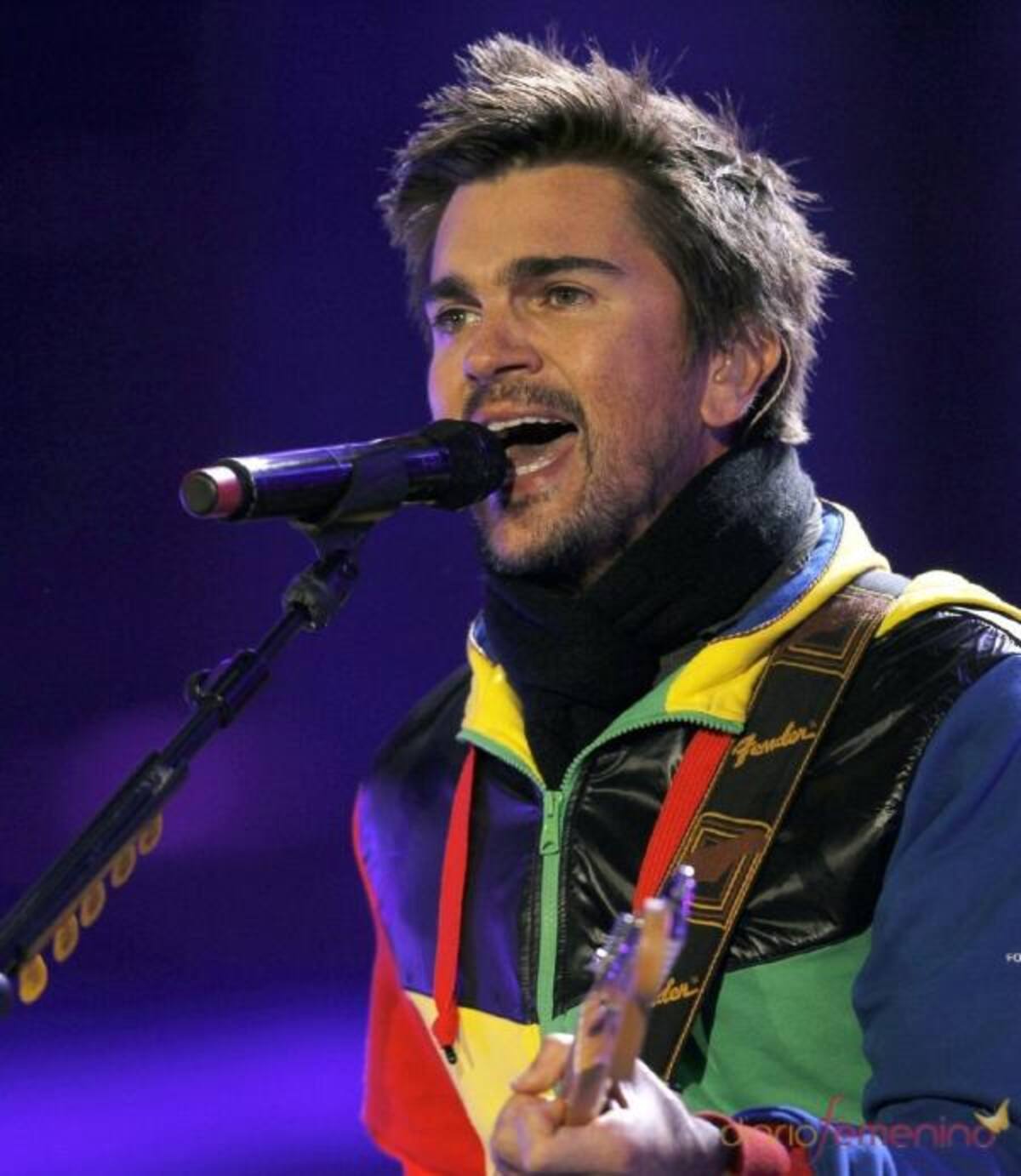 En 2003 ganó en las categorías: Álbum del Año por Un día normal; Canción del Año por Es Por Ti, Grabación del año por Es por ti, Mejor Álbum Rock Vocal Solista, Mejor Canción de Rock por Mala Gente.