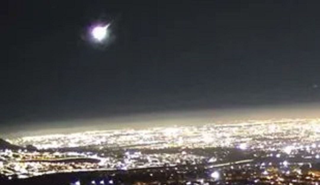 Video: El paso de un meteoro iluminó el cielo de Argentina y Chile