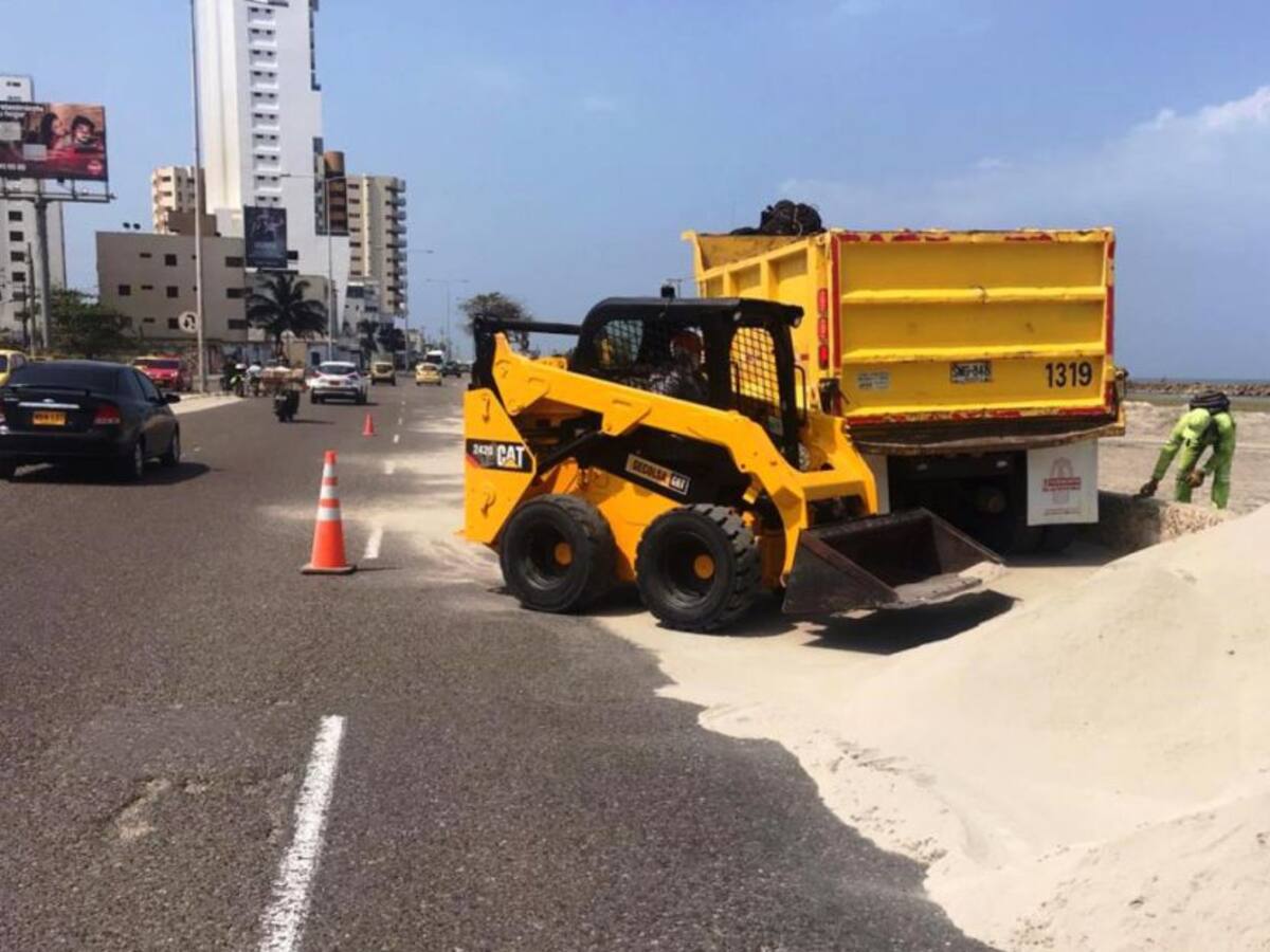 Distrito y Pacaribe retiran dunas de arena en la Avenida Santander