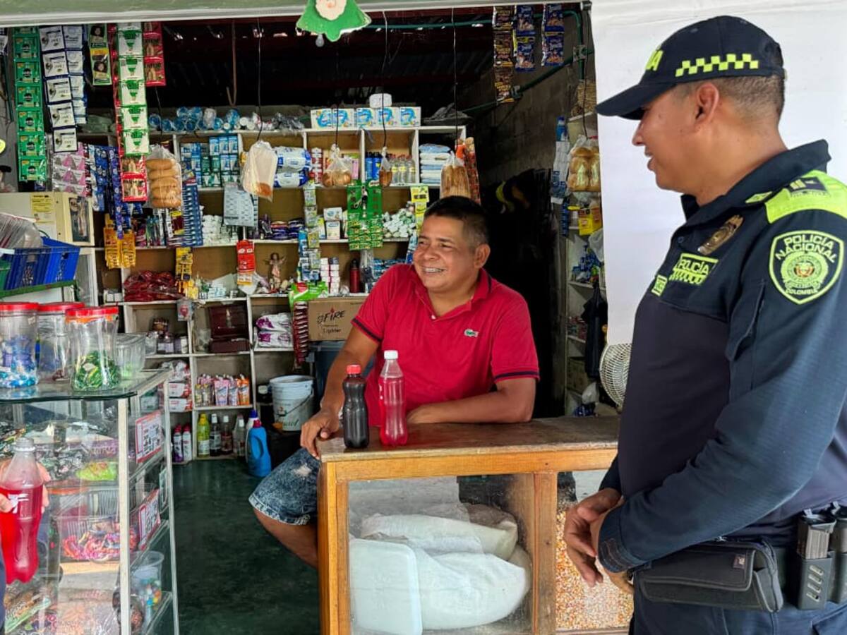 Policía fortalece lazos de confianza con finqueros y comerciantes en El Retiro, Magangué