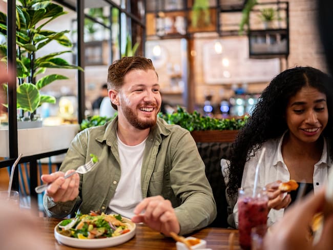 Personas almorzando en restaurante, foto de referencia // Getty Images