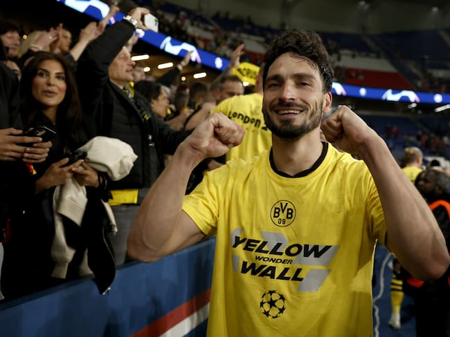 Paris (France), 07/05/2024.- Dortmund defender Mats Hummels celebrates with fans after the UEFA Champions League semi-finals, 2nd leg soccer match of Paris Saint-Germain against Borussia Dortmund, in Paris, France, 07 May 2024. PSG lost the match 0-1 and the tie 0-2 on aggregate with Borussia Dortmund advancing to the final. (Liga de Campeones, Francia, Rusia) EFE/EPA/YOAN VALAT
