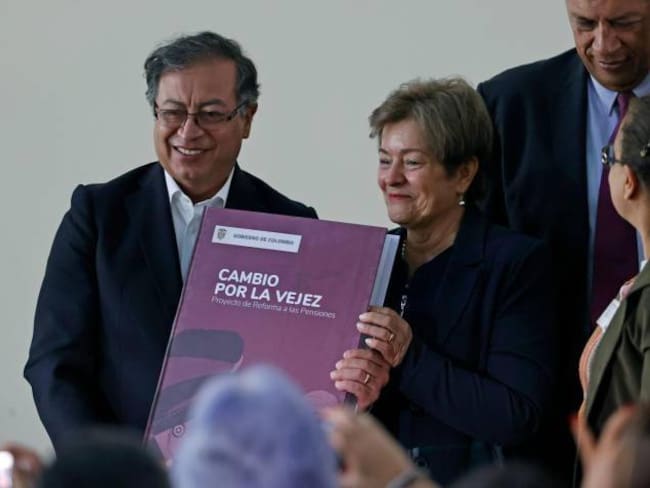 Gustavo Petro y Gloria Inés Ramírez con la reforma pensional en mano  | Foto: Ministerio de Trabajo