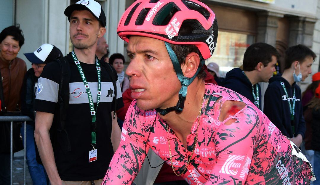 Rigoberto Urán sufre caída en Etapa 1 de Romandía