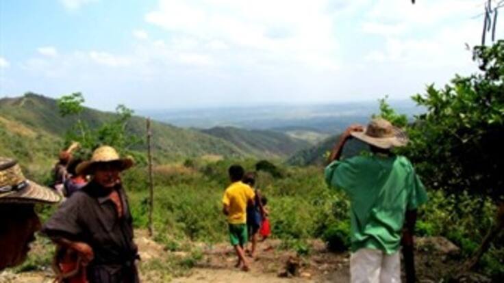 Desplazados comenzaron a reclamar tierras. El 38% estaban en poder de las Farc y el ELN
