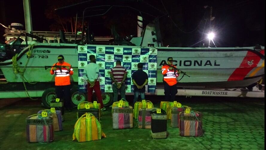 El operativo fue realizado por uniformados de la Armada Nacional en el área general de la Isla Gorgona, jurisdicción del municipio de Guapi. Tres sujetos fueron capturados.. Foto: Cortesía/ Armada Nacional