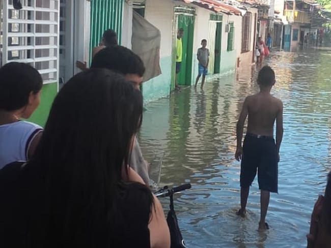 Cinco barrios inundados por creciente del río La Vieja en Cartago Valle