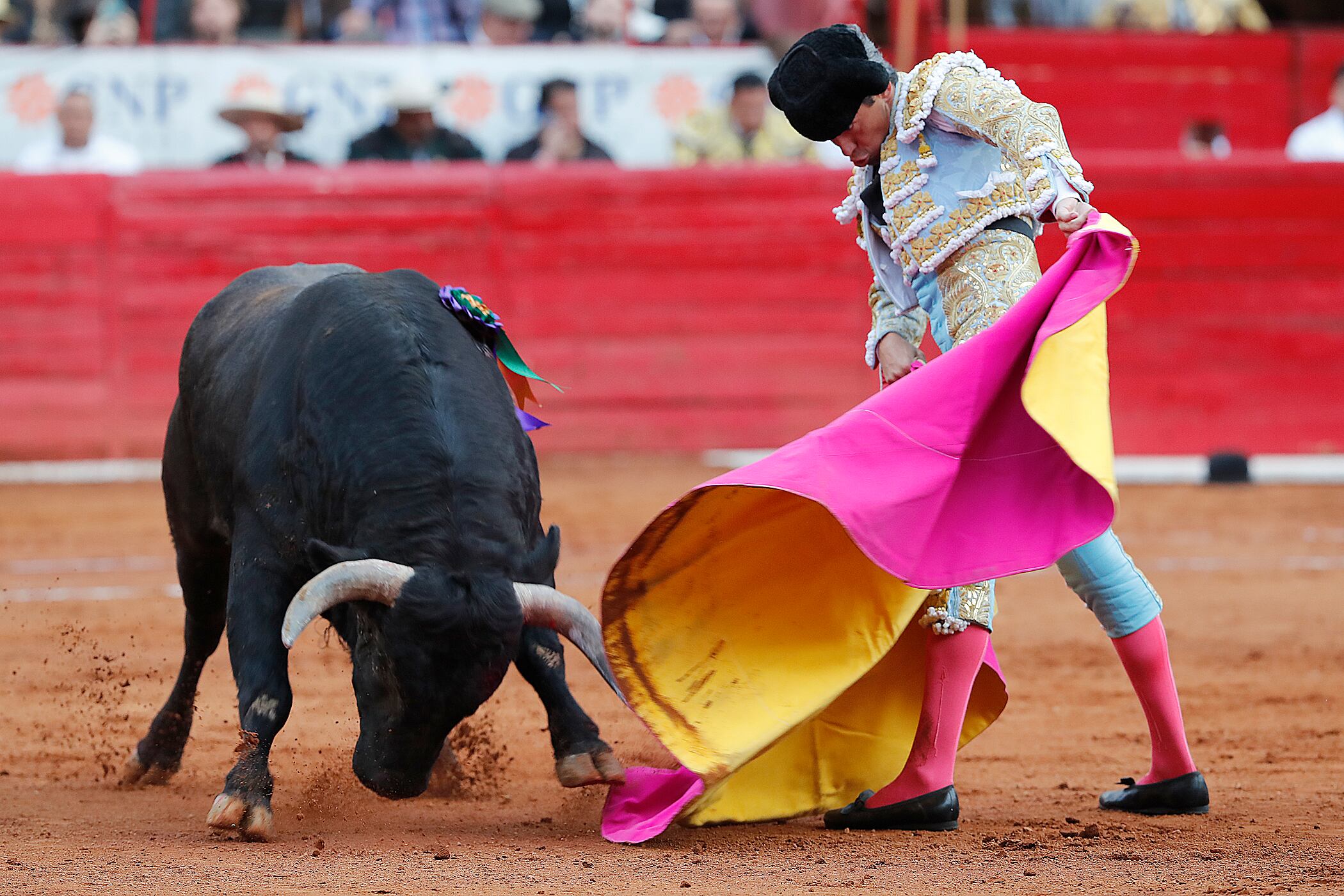 MEX6620. CIUDAD DE MÉXICO (MÉXICO), 01/12/2024.- El torero mexicano Diego Silveti lidia su segundo toro de la tarde 'Paliacate' este domingo, en la Plaza de Toros México, en la Ciudad de México (México). EFE/ Mario Guzmán