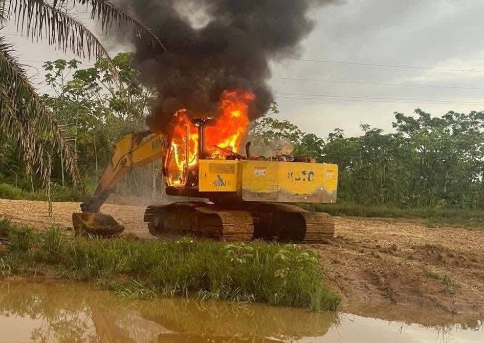 Maquinaria quemada en Zaragoza horas antes del paro minero- foto cortesía