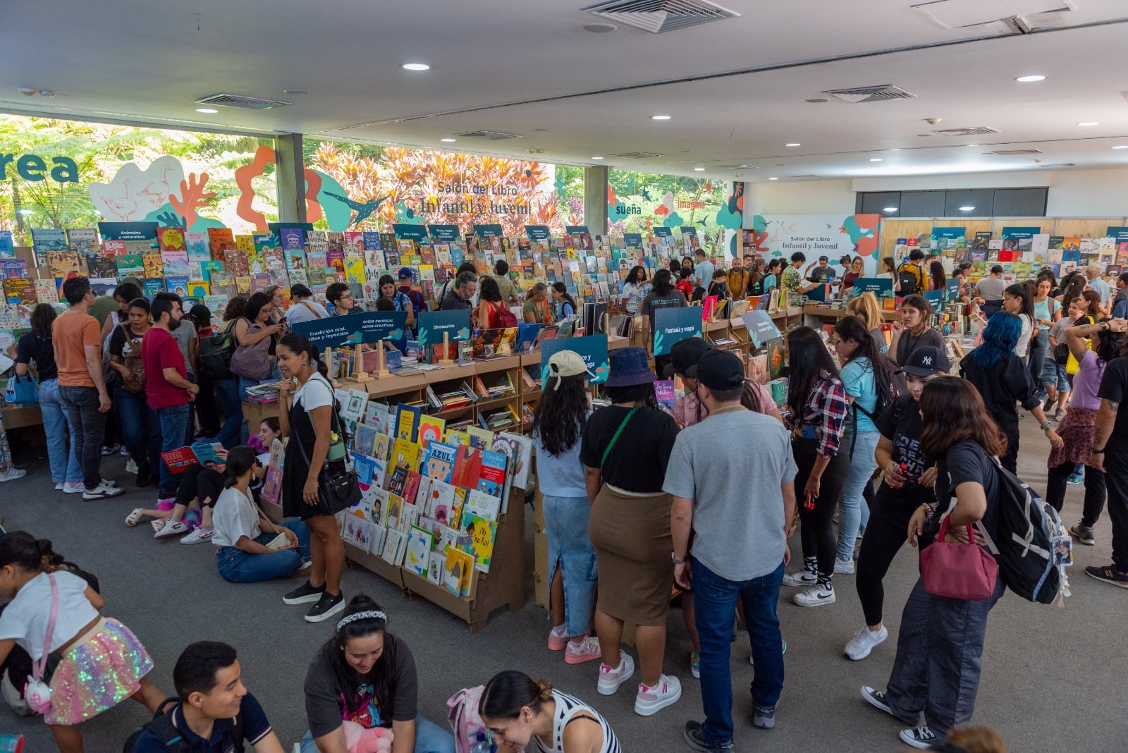 Asistentes a eventos de la feria del libro. Foto: alcaldía de Medellín.