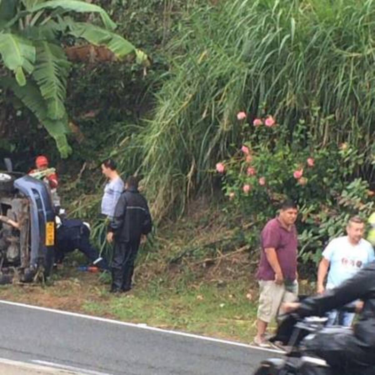 Una mujer perdió el control de su vehículo y se volcó