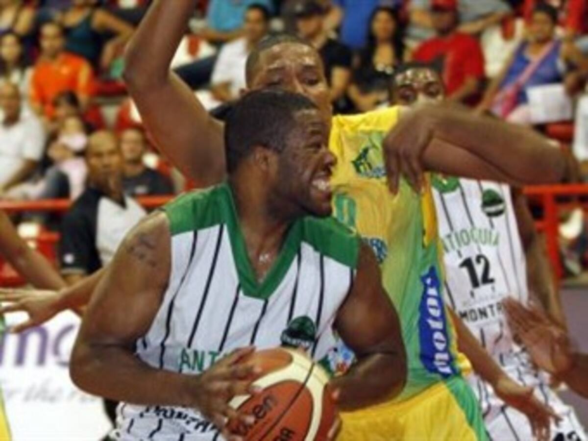 Academia de la Montaña lidera la liga de baloncesto y deja a Caribbean Heat en el fondo