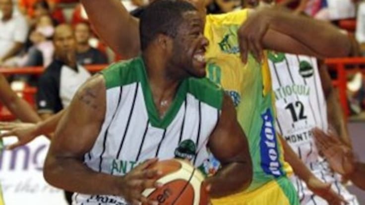 Academia de la Montaña lidera la liga de baloncesto y deja a Caribbean Heat en el fondo