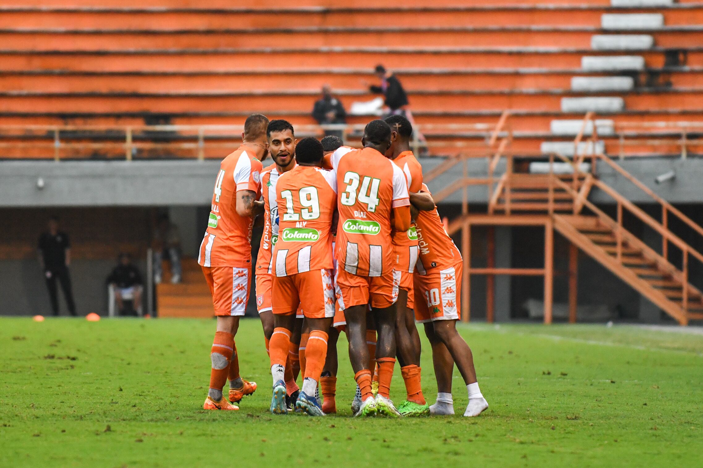 Envigado jugando en el Estadio Polideportivo Sur. (Colprensa - David Jaramillo García)