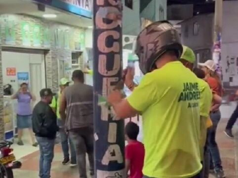 Alcalde electo de Bucaramanga trabaja en la limpieza de la publicidad política