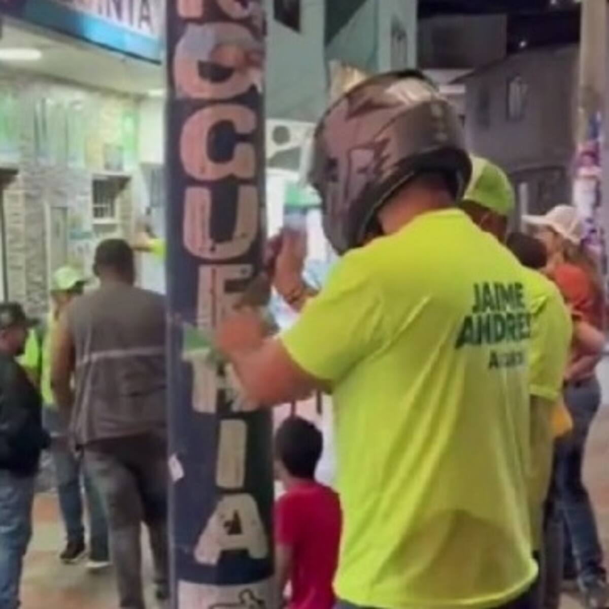 Si usted es de los que instala publicidad en postes, recuerde que podría ser sancionado