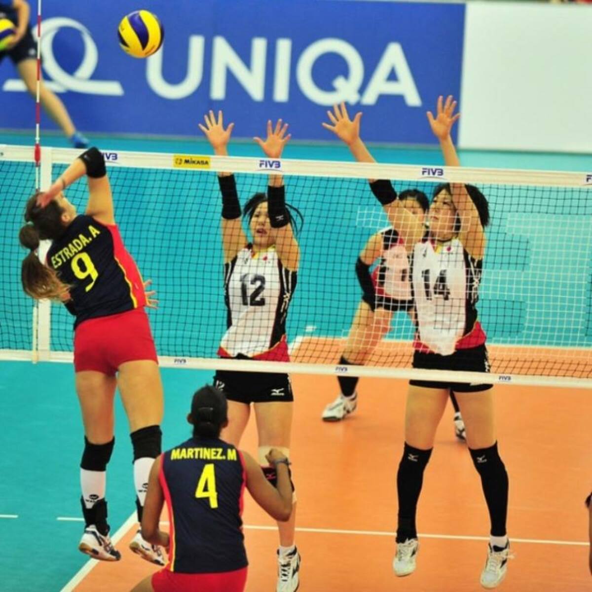 En las primeras presentaciones, Colombia ha perdido con Serbia 25-16, 25-17 y 25-20. y Japón 25-18, 25-16 y 25-17. Todavía debe enfrentar a Tailandia y cerrará con China.