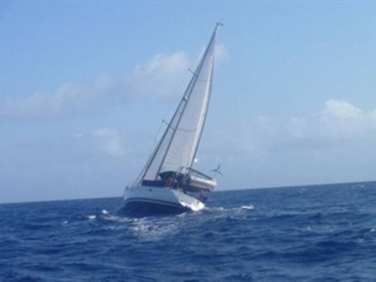 Rescatan en San Andrés velero con dos extranjeros a bordo