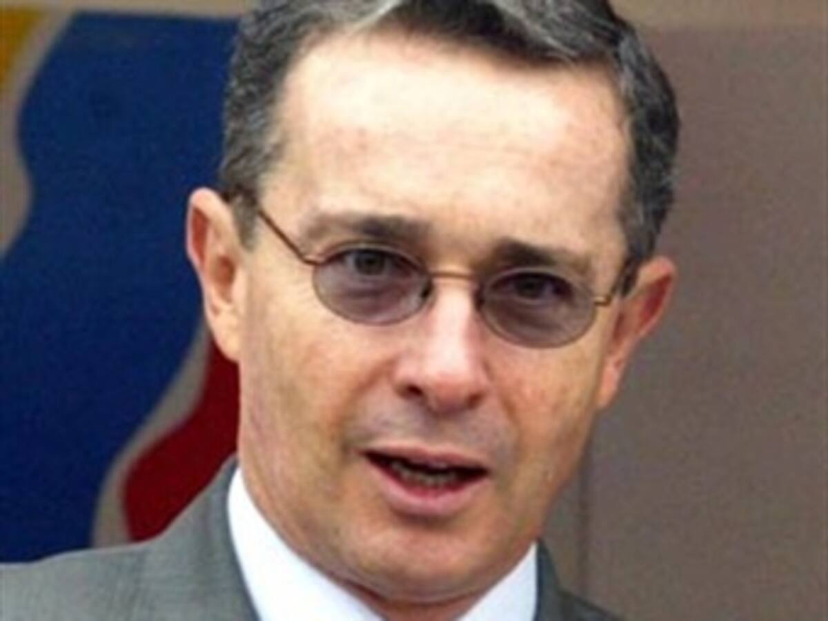 Ex presidente Uribe arrasaría si se lanza como alcalde de Bogotá, revela encuesta de La Sabana