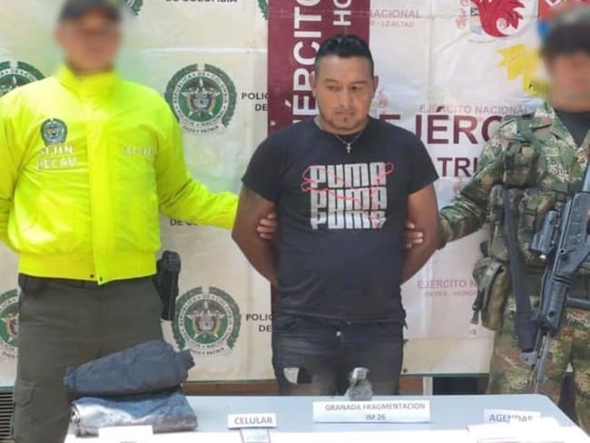 Capturan en Cauca a presunto disidente que exhibía sofisticadas armas