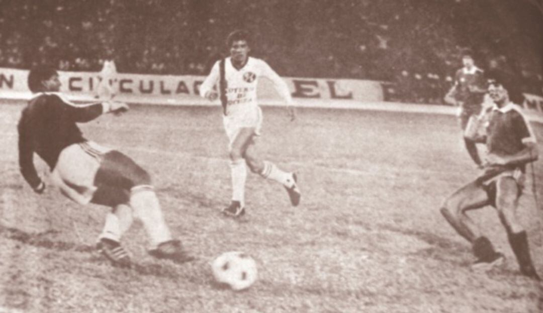 Diego Armando Maradona con Argentinos Juniors enfrentando al Cúcuta en 1979