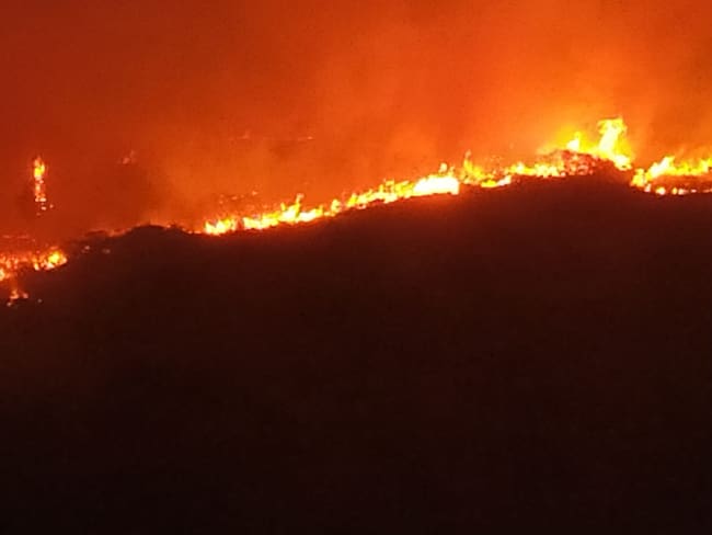 Incendio en Beteítiva continúa activo