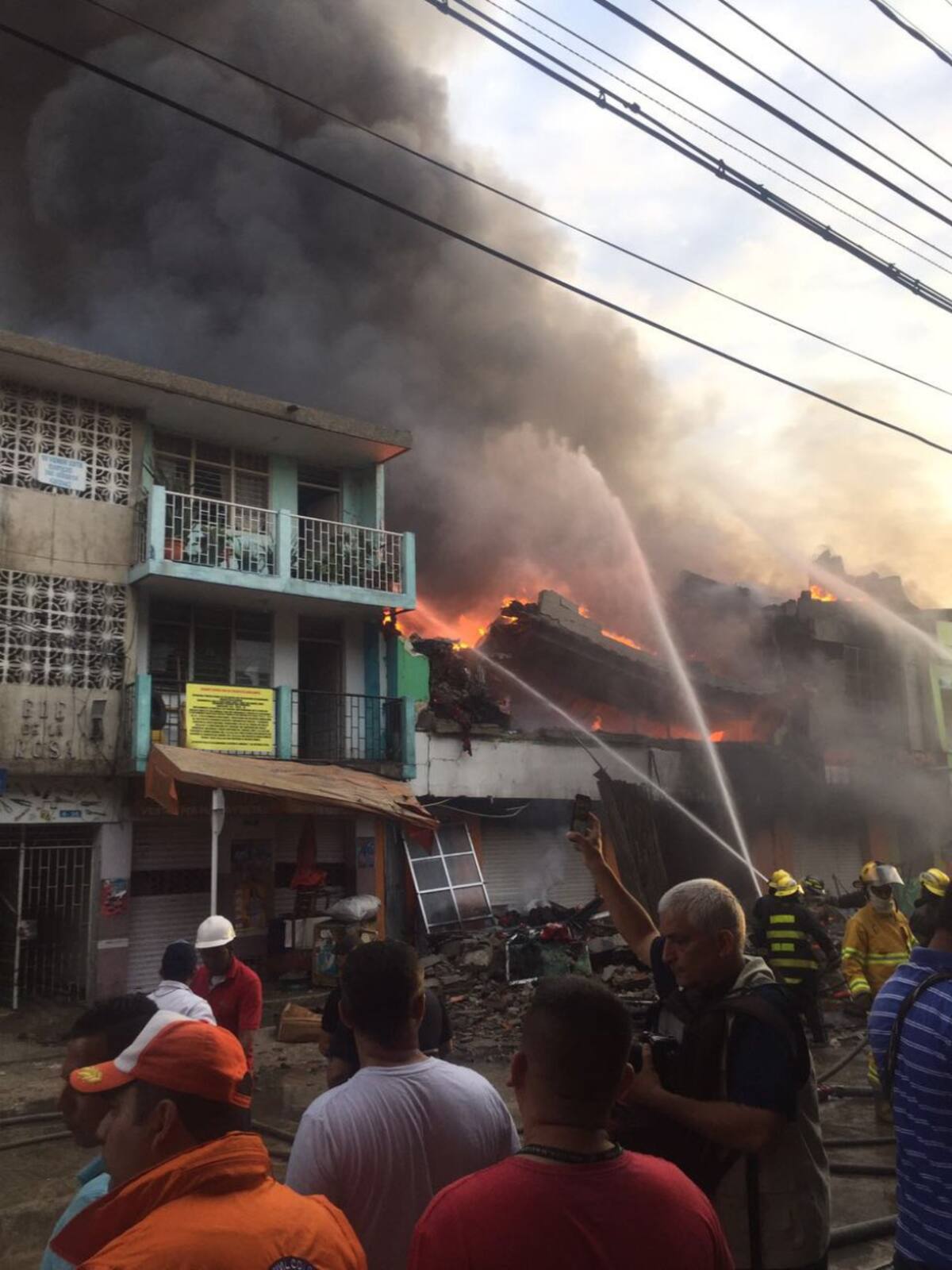 La situación se inició a la 1:00 de la madrugada y es atendida por lo menos con cuatro unidades del Cuerpo de Bomberos de la ciudad.