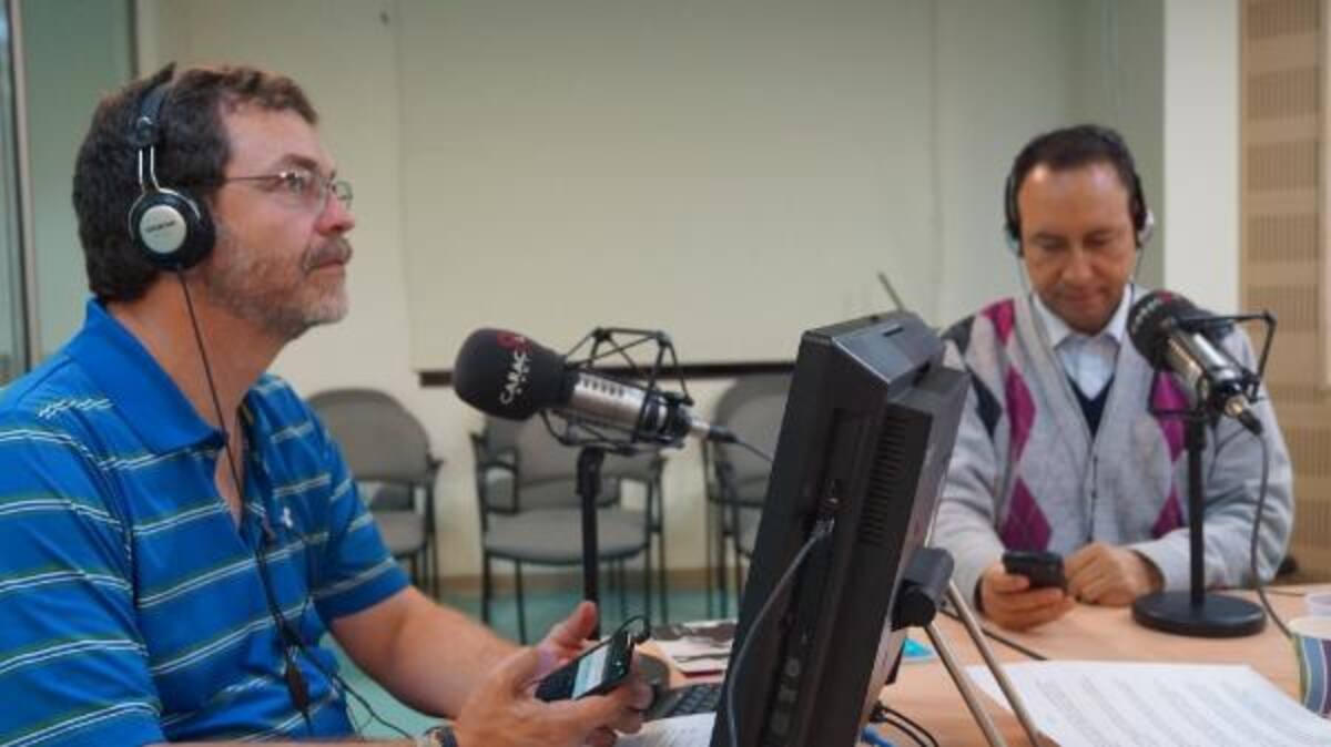 Dr. Santiago Rojas y Dr. Leonardo Palacios contestando preguntas de los oyentes.