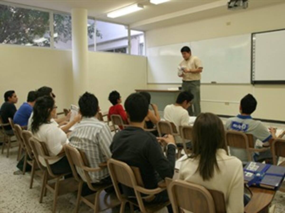 Un profesor se desnuda al frente de imágenes del 9/11 y del holocausto.