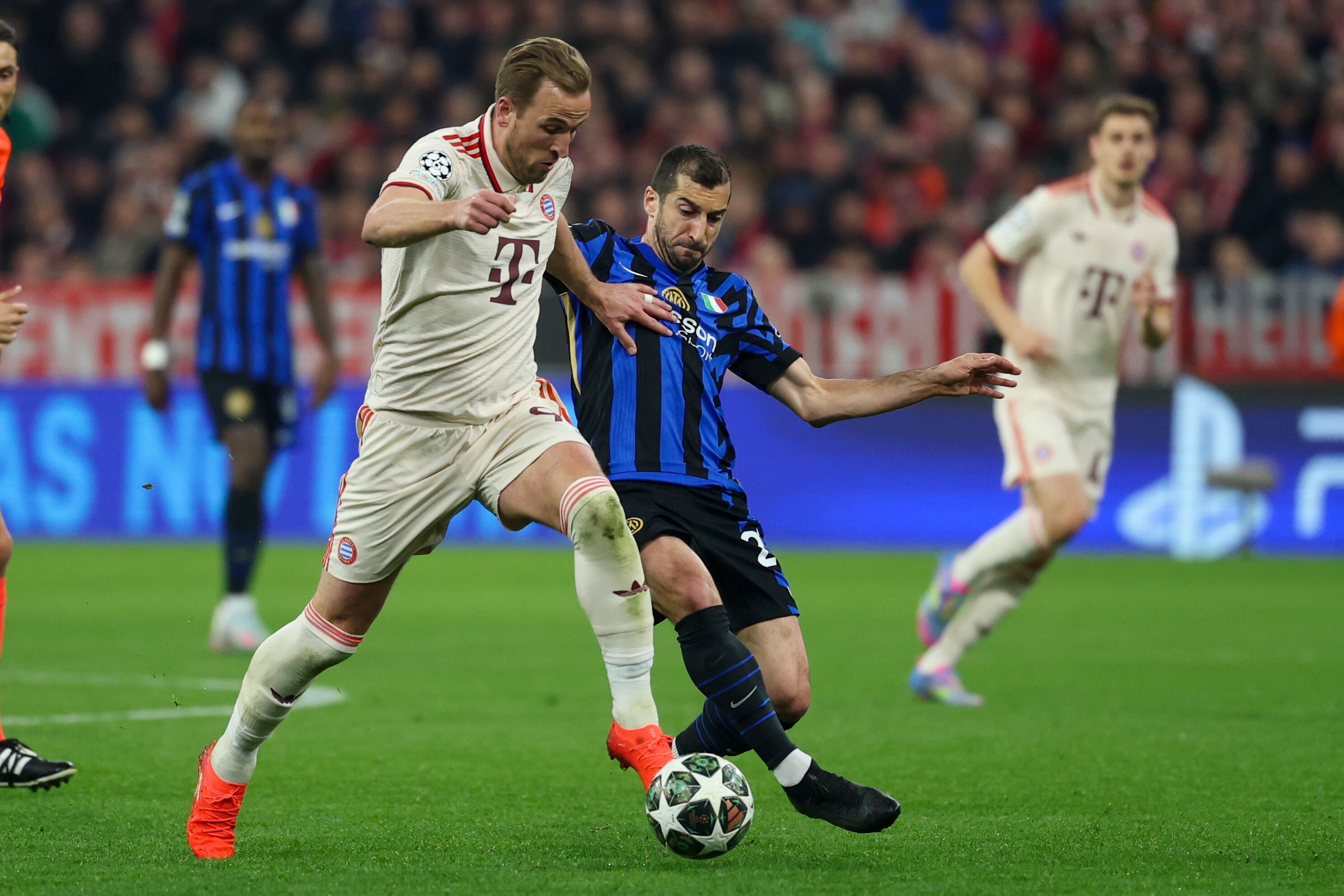Munich (Germany), 08/04/2025.- Harry Kane of Munich (L) in action against Henrikh Mkhitaryan of Inter (R) during the UEFA Champions League quarter final 1st leg between FC Bayern Munich and Inter Milan in Munich, Germany, 08 April 2025. (Liga de Campeones, Alemania) EFE/EPA/FILIP SINGER
