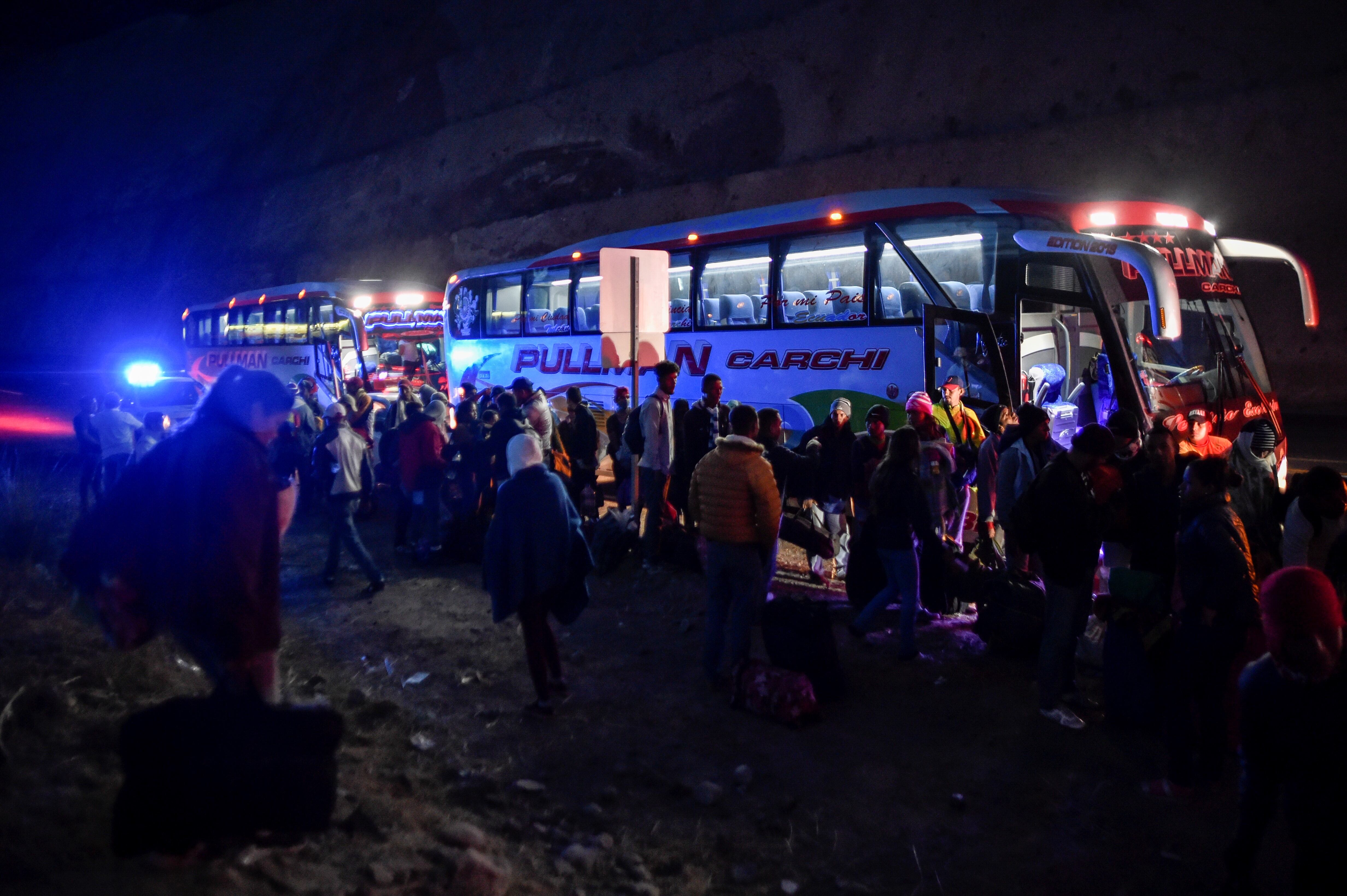 Personas subiéndose a un bus en la frontera (Getty Images)